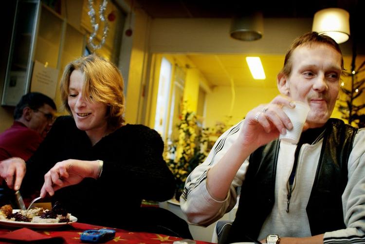 Danskerne vil gerne hjælpe med at gøre juleaften hyggelig for dem, der ikke har så meget. På billedet holdes julearrangement i De Hjemløses Hus. 