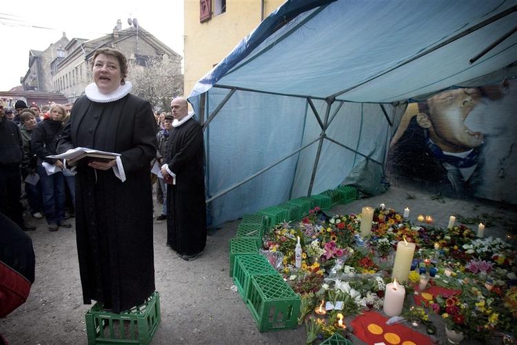 Præsten Lene Matthies ses her under en mindehøjtidelighed efter et skuddrab på Christiania sidste år. 