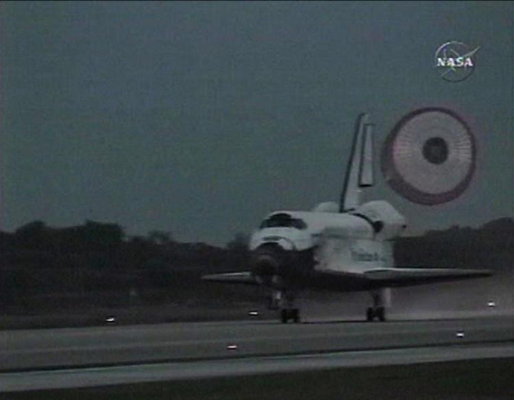 Discovery ses her under landingen i Florida. 