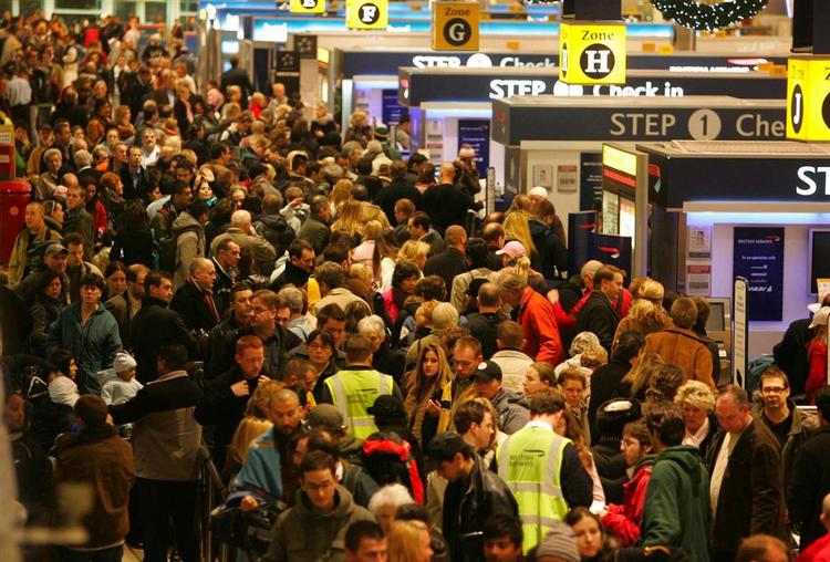Meteorologerne spår, at tågen over London letter i løbet af dagen, så de mange rejsende, som er strandet i Heathrow kan komme hjem. 