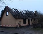 Tre børn blev reddet ud af det brændende hus, men det fjerde døde, da det ikke lykkedes faren at at redde hende. 