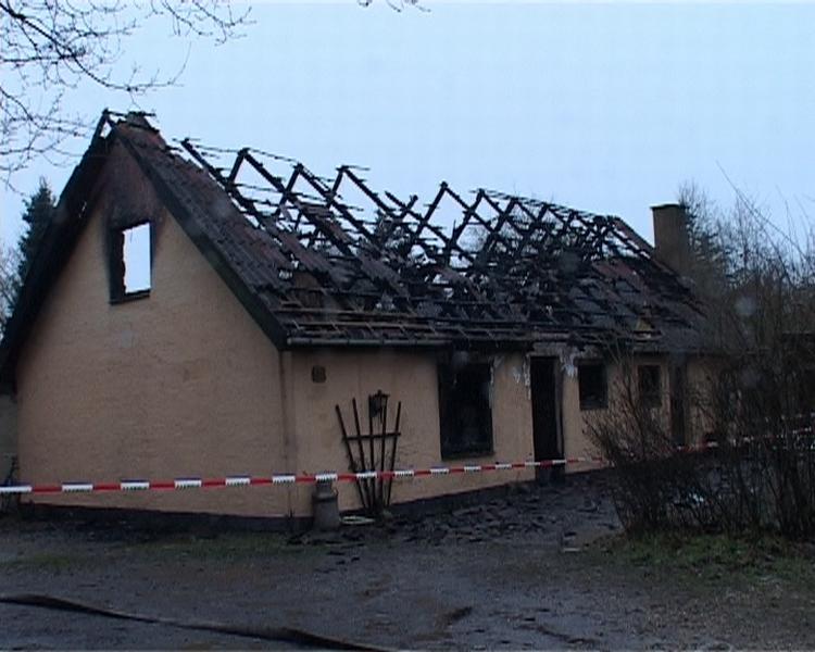 Tre børn blev reddet ud af det brændende hus, men det fjerde døde, da det ikke lykkedes faren at at redde hende. 