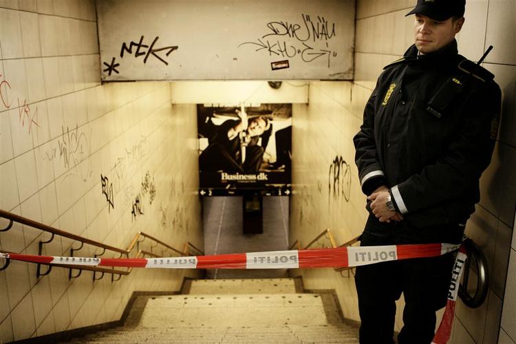 Politiet har spærret adgangen til området, hvor kufferten er fundet. 