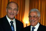 Den israelske og den palæstinensiske leder mødes senere i dag for at diskutere muligheder for fred mellem de stridende parter. 