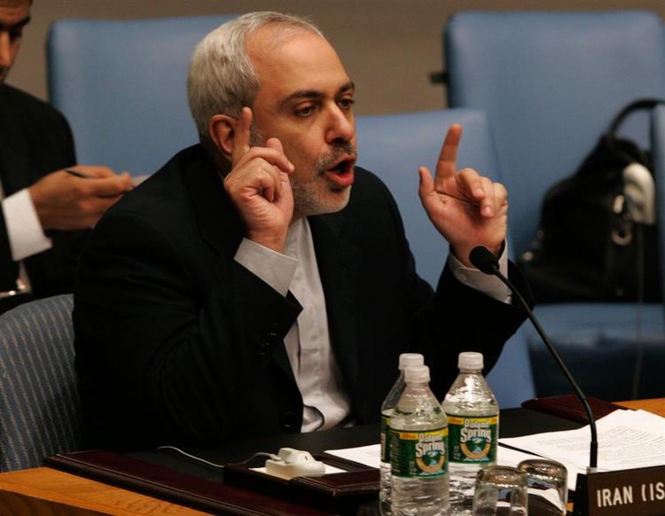 Den iranske FN-ambassadør kalder FN's Sikkerhedsråd for dobbeltmoralsk, efter at et enigt råd har stemt ja til at indføre sanktioner mod det iranske atomprogram. 