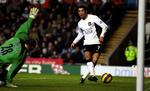 Christiano Ronaldo scorer det ene af sine to mål, da Manchester United vandt klart over Aston Villa. 