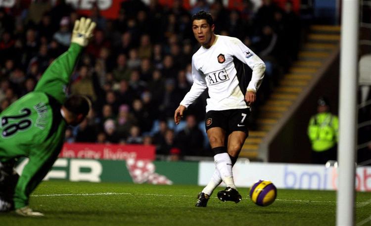 Christiano Ronaldo scorer det ene af sine to mål, da Manchester United vandt klart over Aston Villa. 