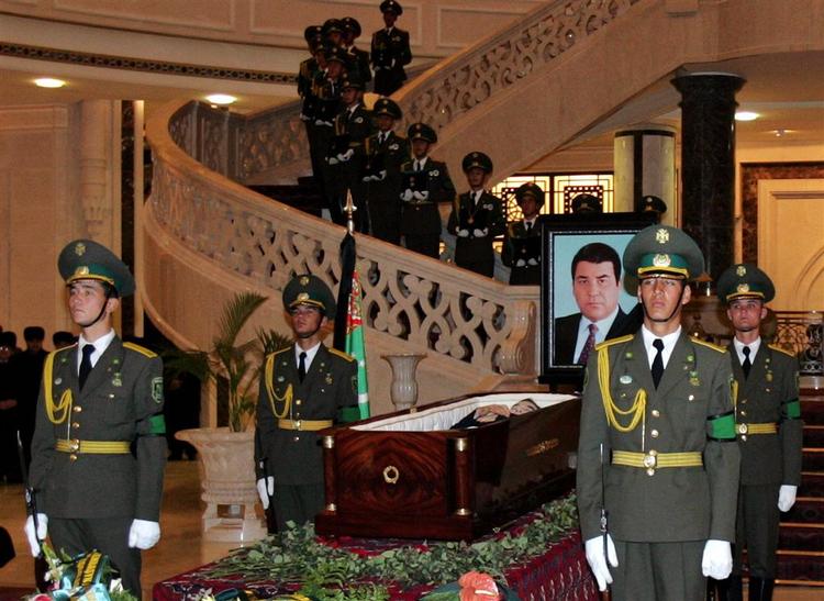 Turkmenistans diktator efterlader sig et folk, som er blevet stadig mere fattigt i takt med stigende olie- og gasindtægter til landet. Der var ikke råd til at indfri befolkningens behov, når Turkmenbasji skulle have en guldkuppel på sit palads. 