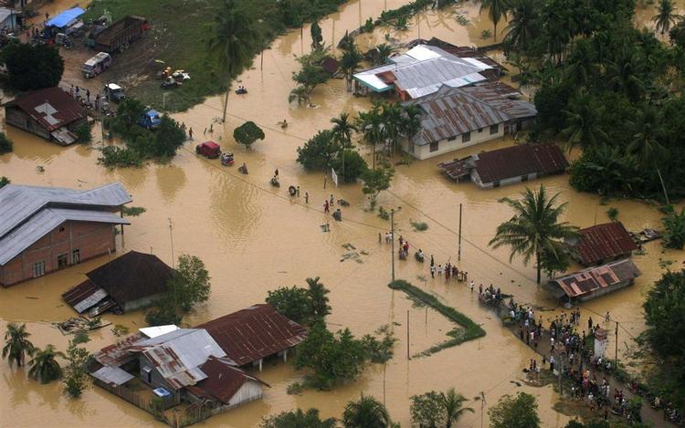 Et luftfoto taget fra det østlige Aceh, hvor tusindvis af mennesker kæmper med store mængder af regn. 