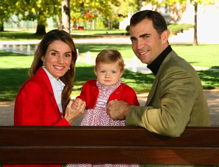Familiebillede af den spanske kongefamilie. Det er prinsesse Leonor i midten. 
