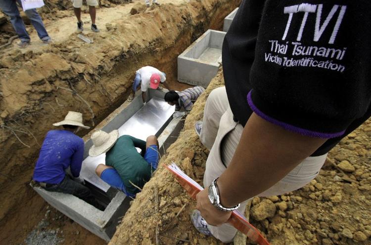 Ifølge en diplomat er 10 millioner kroner, der skulle bruges til at identificere ofre for tsunamien for to år siden i Thailand, forsvundet. 