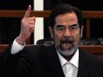 Saddam Hussein protesterer, da dødsdommen bliver afsagt den 5. november i år. 