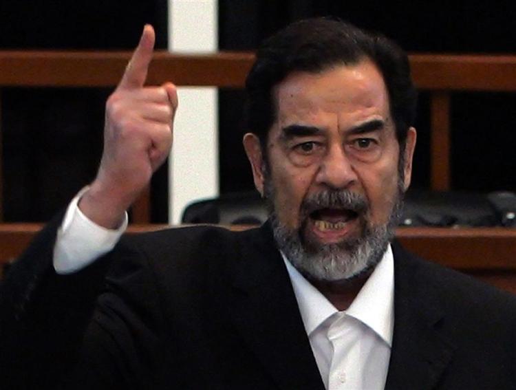 Saddam Hussein protesterer, da dødsdommen bliver afsagt den 5. november i år. 