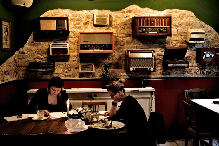 Dagligstuestemning. Der er både plads til en omgang øl i sofagruppen og hyggemiddag ved marskandisermøblerne i Kalasets kælder, hvor grammofonen spiller musik med kant, og køkkenet laver originale retter.  Foto: Jacob Ehrbahn 