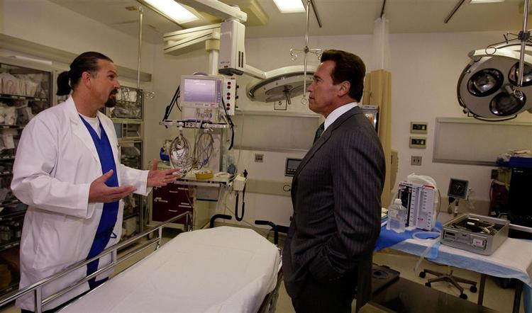 Schwarzenegger besøger et hospital i rollen som guvernør. Siden har han selv været på briksen. 