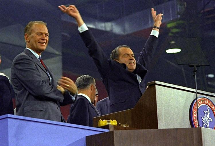 Gerald Ford ser til, mens Richard Nixon jublende bliver udnævnt til republikanernes præsidentkandidat i 1968. Nixon vandt valget, men måtte få år senere trække sig som følge af Watergateskandalen, og så afløste Ford sin chef som USA's førstemand. 