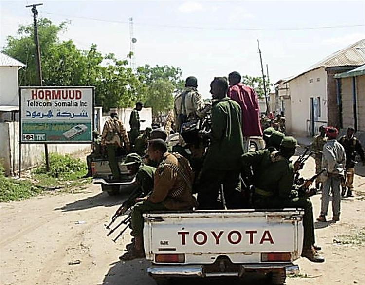 Regeringsstyrker patruljerer i det sydlige Somalia. Islamisterne har trukke sig ud af den strategisk vigtige by Jowhar. 