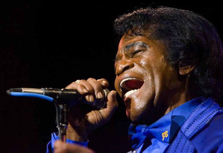 Glinsende, glitrende og svedende. Altid i bevægelse. Sådan kunne man opleve funky James Brown optræde live. 