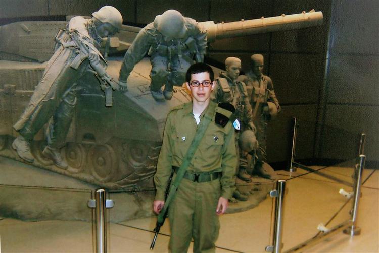 Ham, det hele handler om - Gilad Shalid var kun 19 år, da han blev bortført i juni. 