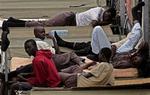 Illegale indvandrere fra Afrika venter på, om de spanske myndigheder kan spore deres oprindelse. Lykkes det, bliver flygtningene sendt tilbage igen. 