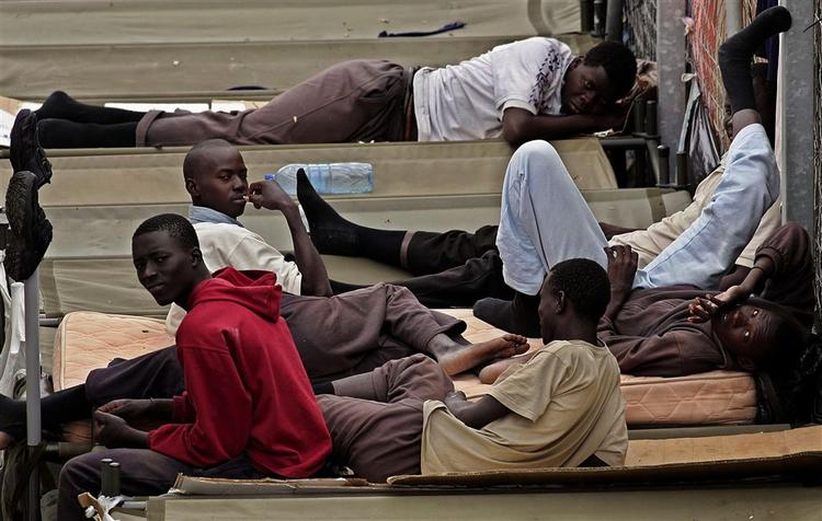 Illegale indvandrere fra Afrika venter på, om de spanske myndigheder kan spore deres oprindelse. Lykkes det, bliver flygtningene sendt tilbage igen. 