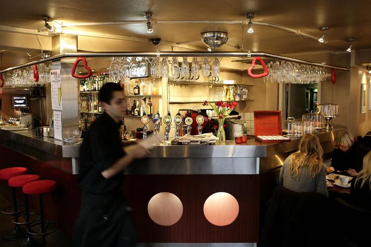 Mangelfuld betjening. Det hyggelige lokale kan ikke klare det alene for Café Stella. Foto: Martin Bubandt Jensen 