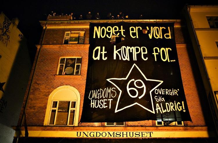Flere danske kunstere erklærer sin støtte til Ungdomshuset på Jagtvej 69 og indkalder til fredelig demonstrantion. 