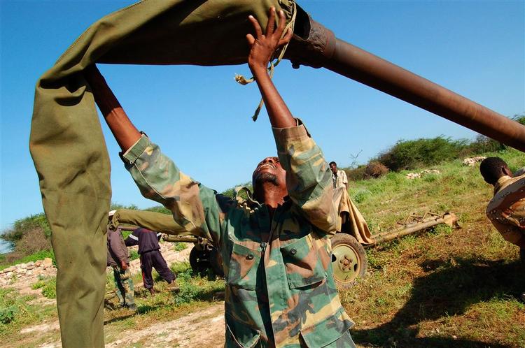 En somalisk regeringssoldat fjerner beskyttelsen fra en gammel 80mm kanon. Sammen med etiopiske styrker har de somaliske regeringsstyrker i dag indtaget nøglebygninger i hovedstaden Mogadishu, efter at islamistiske oprørsstyrker har trukket sig ud. 