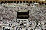 Muslimer fra hele verden på pilgrimsfærd mødes ved Kabaen , den sorte firkant inde i den store moske i Mekka. Billedet her er fra sidste år. 