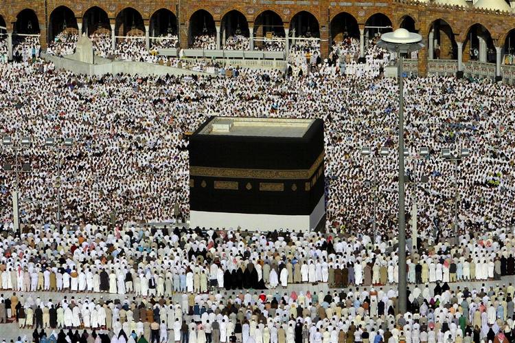 Muslimer fra hele verden på pilgrimsfærd mødes ved Kabaen , den sorte firkant inde i den store moske i Mekka. Billedet her er fra sidste år. 