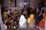 Kvinder beder i Malaysia. Nu vil en islamisk kvindegruppe undersøge, om de muslimske kvinder belastes af flerkoneri 