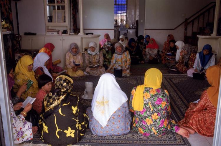 Kvinder beder i Malaysia. Nu vil en islamisk kvindegruppe undersøge, om de muslimske kvinder belastes af flerkoneri 