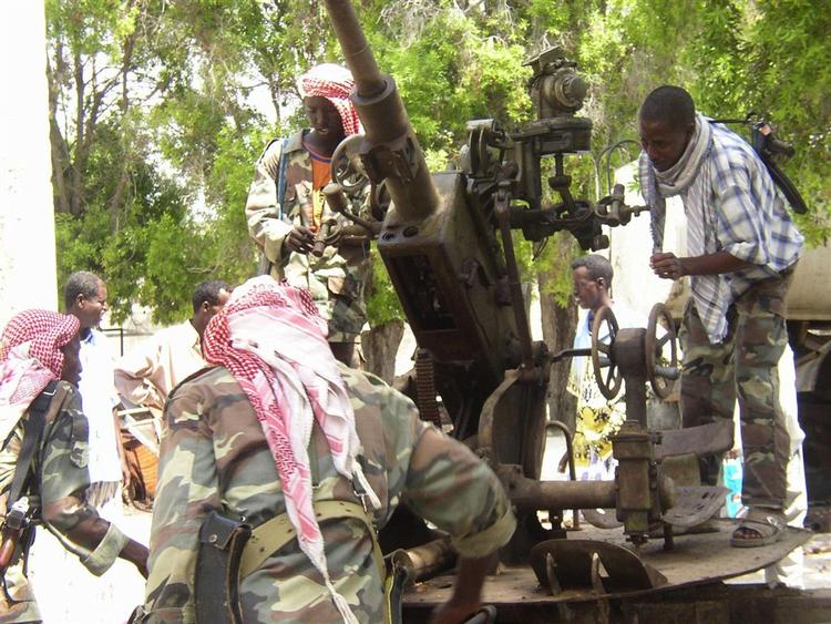 Islamiske kæmpere forbereder en antiluftskytskanon i Mogadishu. 