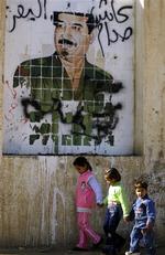 I Tikrit, 130 kilometer nord for Bagdad, kan der fortsat ses vandaliserede billeder af den tidligere præsident Saddam Hussein. 