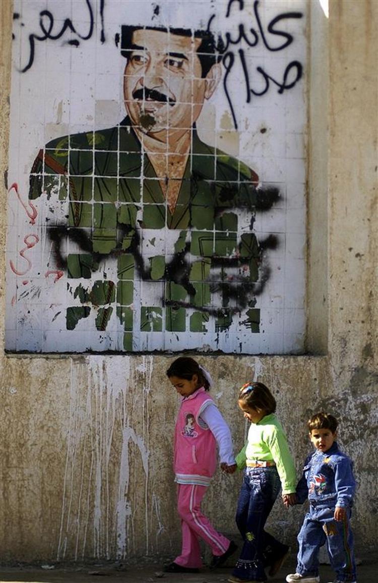 I Tikrit, 130 kilometer nord for Bagdad, kan der fortsat ses vandaliserede billeder af den tidligere præsident Saddam Hussein. 