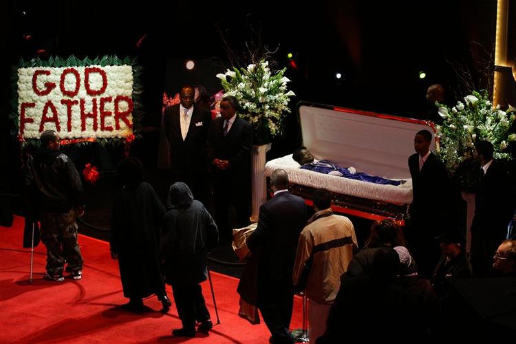 James Browns lig lå torsdag til skue i Apollo teater, hvor soul-stjernen i sin tid fik sit gennembrud. 