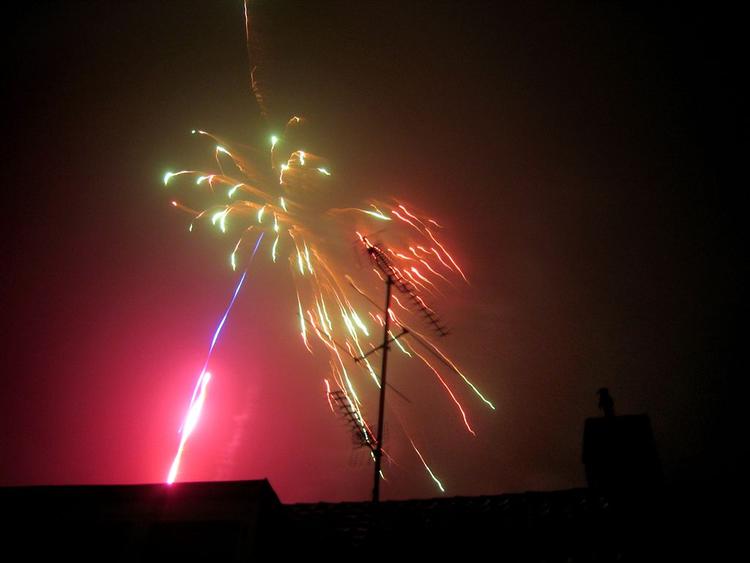 Der bliver ikke optimale muligheder for at nyde festligt nytårsfyrværkeri på nattehimlen søndag. 