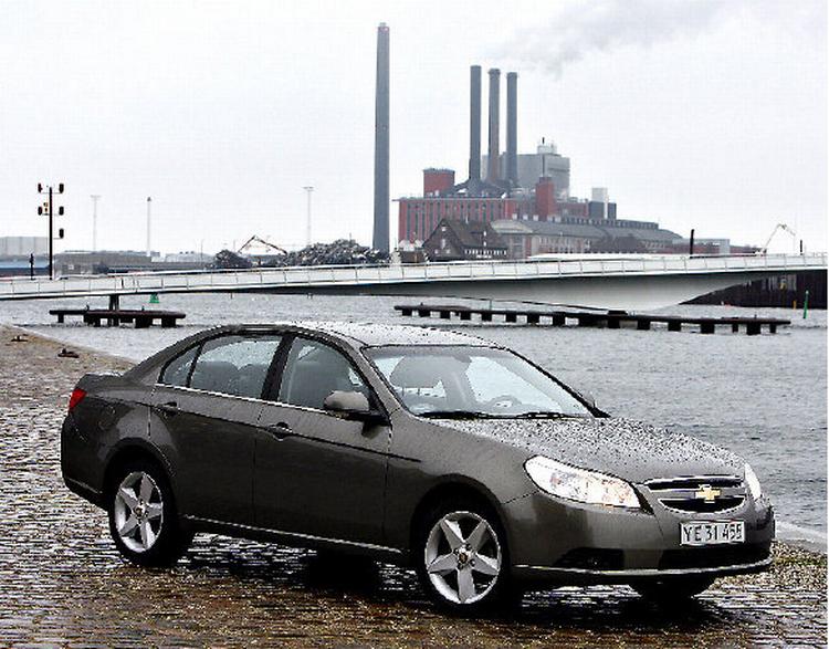 Chevrolet Epica har stilen fra en klassisk sedan over sig. Det er næppe noget tilfælde, at den har nogle stiltræk, der er 'lånt' fra BMW. Men det er snyd. Denne koreaner kan overhovedet ikke måle sig med det tyske forbillede. Foto: Jacob Ehrbahn 