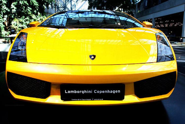 De første kilometer er en kostbar fornøjelse i den hvasse Lamborghini Gallardo. 
