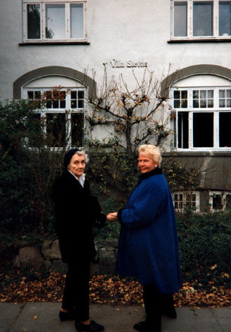 70 ÅR SENERE. I 1996 genså Astrid Lindgren Villa Stevns i Brønshøj sammen med Kerstin Kvint (th.). Foto: Lennart Frick 