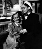 FORÅRET 1947. Lasse, der begyndte sit liv i Brønshøj, blev student i Stockholm 1947 og ses her med sin mor i hjemmet i Dalagatan 46, nu med Vasaparken i baggrunden på den anden side af vinduet. Foto fra bogen Astrid Lindgrens liv i billeder. 