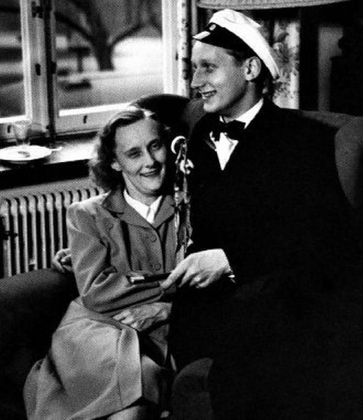 FORÅRET 1947. Lasse, der begyndte sit liv i Brønshøj, blev student i Stockholm 1947 og ses her med sin mor i hjemmet i Dalagatan 46, nu med Vasaparken i baggrunden på den anden side af vinduet. Foto fra bogen Astrid Lindgrens liv i billeder. 