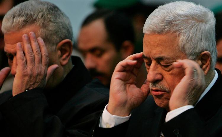 Den palæstinensiske premierminister Mahmoud Abbas, th, i dagens fredagsbøn. Han har i dag fået besked om, at der ikke foreløbig bliver løsladt flere palæstinensiske fanger fra Israelske fængsler. 