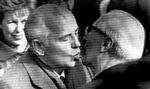 Dødskys. Mikhail Gorbatjov (tv.) og hans kone Raisa bliver budt velkommen til Østberlin af Erich Honecker ved ankomsten 6. oktober 1989 i forbindelse med 40-års dagen for DDRs oprettelse. Kort efter var det slut med DDR. Arkivfoto: Politiken 