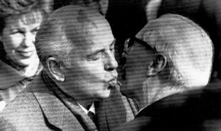 Dødskys. Mikhail Gorbatjov (tv.) og hans kone Raisa bliver budt velkommen til Østberlin af Erich Honecker ved ankomsten 6. oktober 1989 i forbindelse med 40-års dagen for DDRs oprettelse. Kort efter var det slut med DDR. Arkivfoto: Politiken 