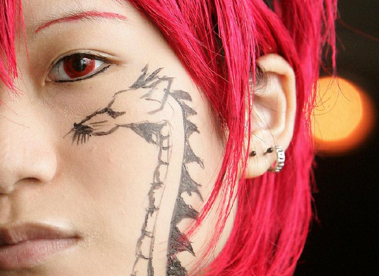Tomhed. De unge skriger på identitet, men når de tager en af den japanske kulturs mange readymade-identiteter på sig, virker det hele bare enormt ... påtaget. Foto: Paul Yeung 
