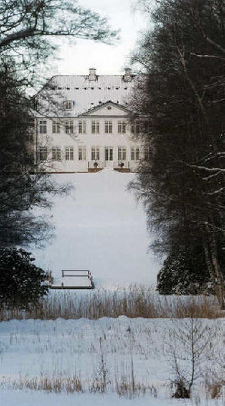 Vinteridyl. Haven på Marienborg er overodentlig smuk. En af husets mange ejere mente glad, at stedet var det skiønneste paa Frederichsdal. Foto fra bogen: Lars Gundersen 