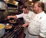Læreplads. Det var her i dette køkken i New York-restauranten Babbo, Bill Buford blev troldmandens lærling. Troldmanden selv, den legendariske kok Mario Batali, ses til højre på billedet. Foto: Richard Drew/AP 