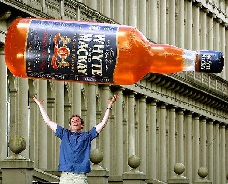 Whisky. Ingen Reginald Hill-krimi uden gyldne dråber og skotsk slag-færdighed. I Dødens skæmtebog sidder whiskydråberne i mundvigene på den ene del af makkerparret Pascoe og Dalziel, der foreløbig har holdt sammen igennem seksten titler og en række BBC-filmatiseringer. Foto: Mike Wilkinson 