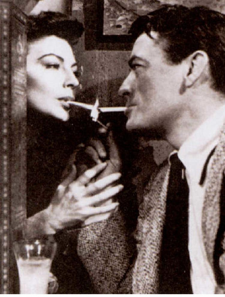 FORTID. Før i tiden tændte helten og heltinden (her Ava Gardner og Gregory Peck i The Snow of Kilimanjaro) gerne en cigaret eller 15 på filmlærredet. I dag har Hollywood travlt med at klippe de scener ud af Tom og Jerry-film, hvor der forekommer rygning. Begge illustrationer fra Røgfri med tobak. 